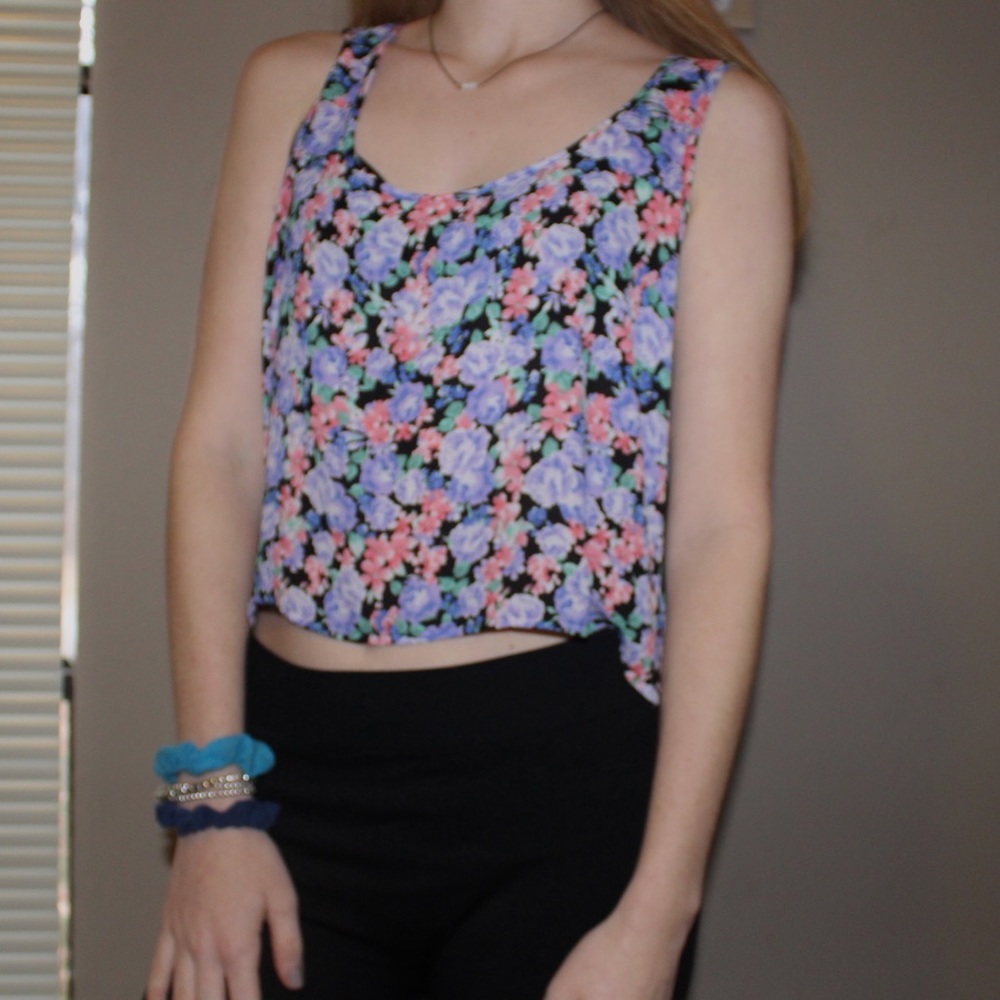 TRENDY Floral Forever21 Cropped Tank! LIKE NEW!